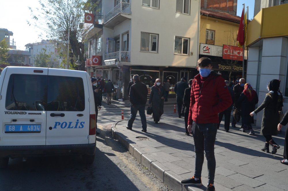 Test sonucu pozitif çıkan genç, sokakta polis çemberine alınıp karantinaya götürüldü