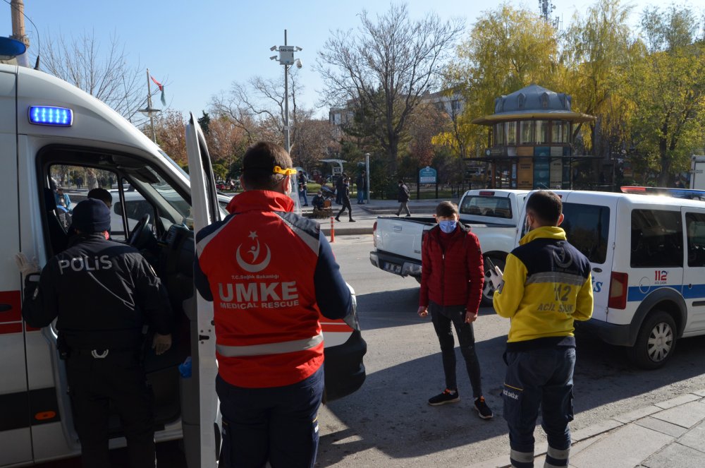 Test sonucu pozitif çıkan genç, sokakta polis çemberine alınıp karantinaya götürüldü