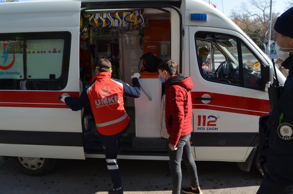 Test sonucu pozitif çıkan genç, sokakta polis çemberine alınıp karantinaya götürüldü