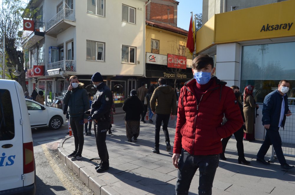 Test sonucu pozitif çıkan genç, sokakta polis çemberine alınıp karantinaya götürüldü