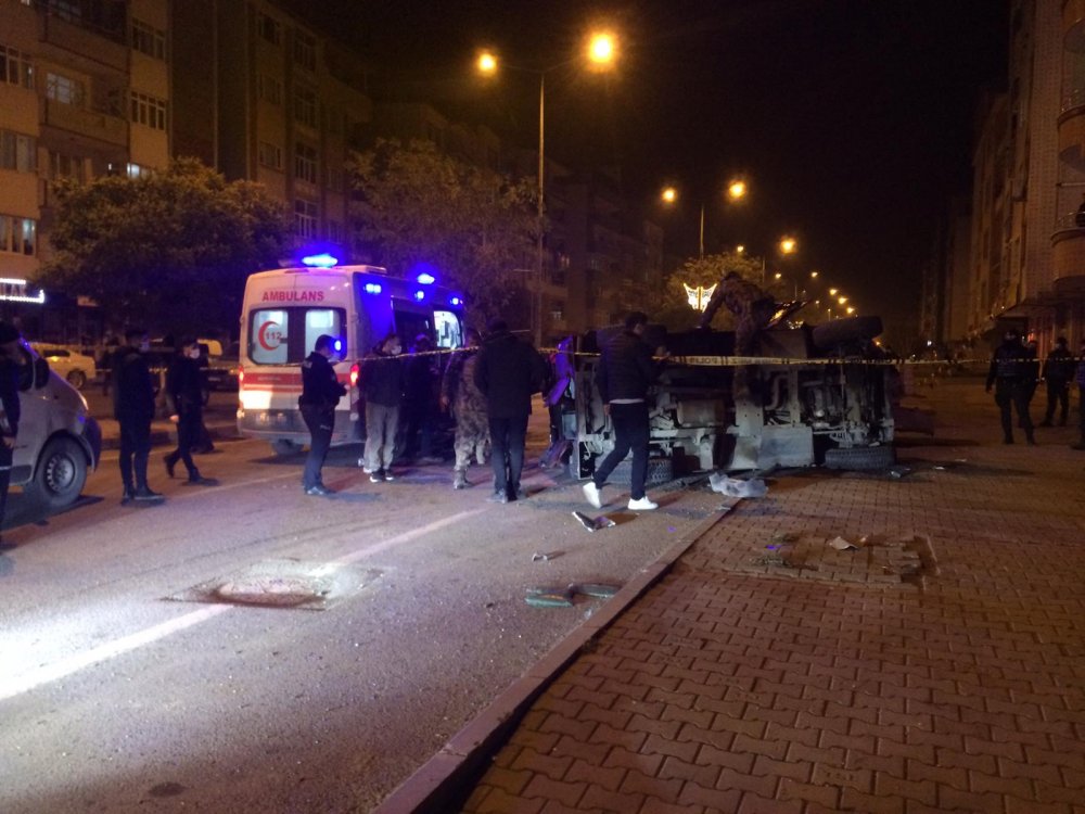 Zırhlı polis aracı, otomobille çarpıştı: 1 polis yaralı