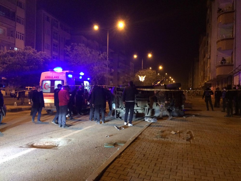 Zırhlı polis aracı, otomobille çarpıştı: 1 polis yaralı