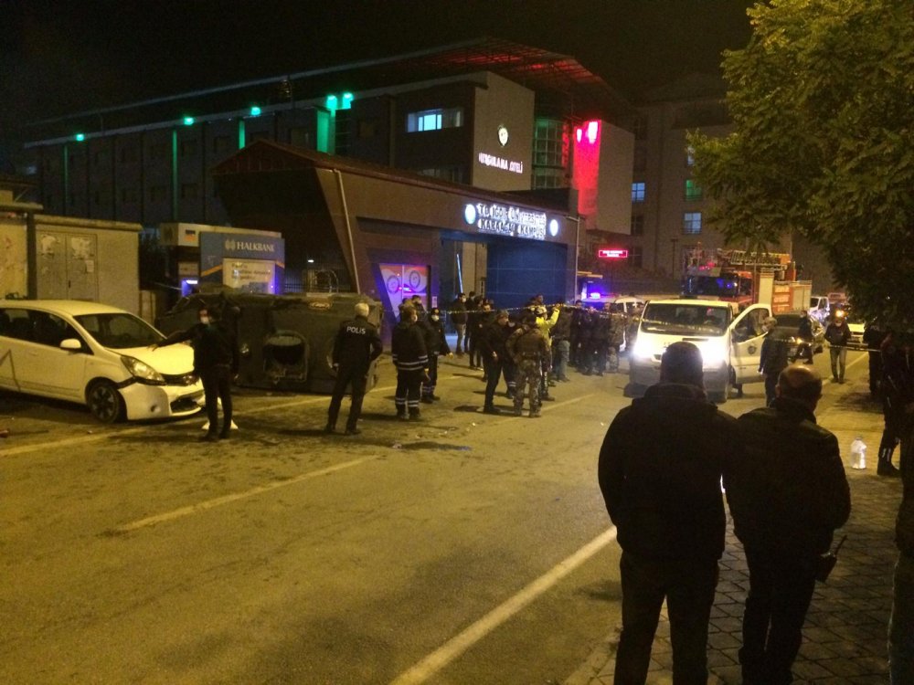 Zırhlı polis aracı, otomobille çarpıştı: 1 polis yaralı