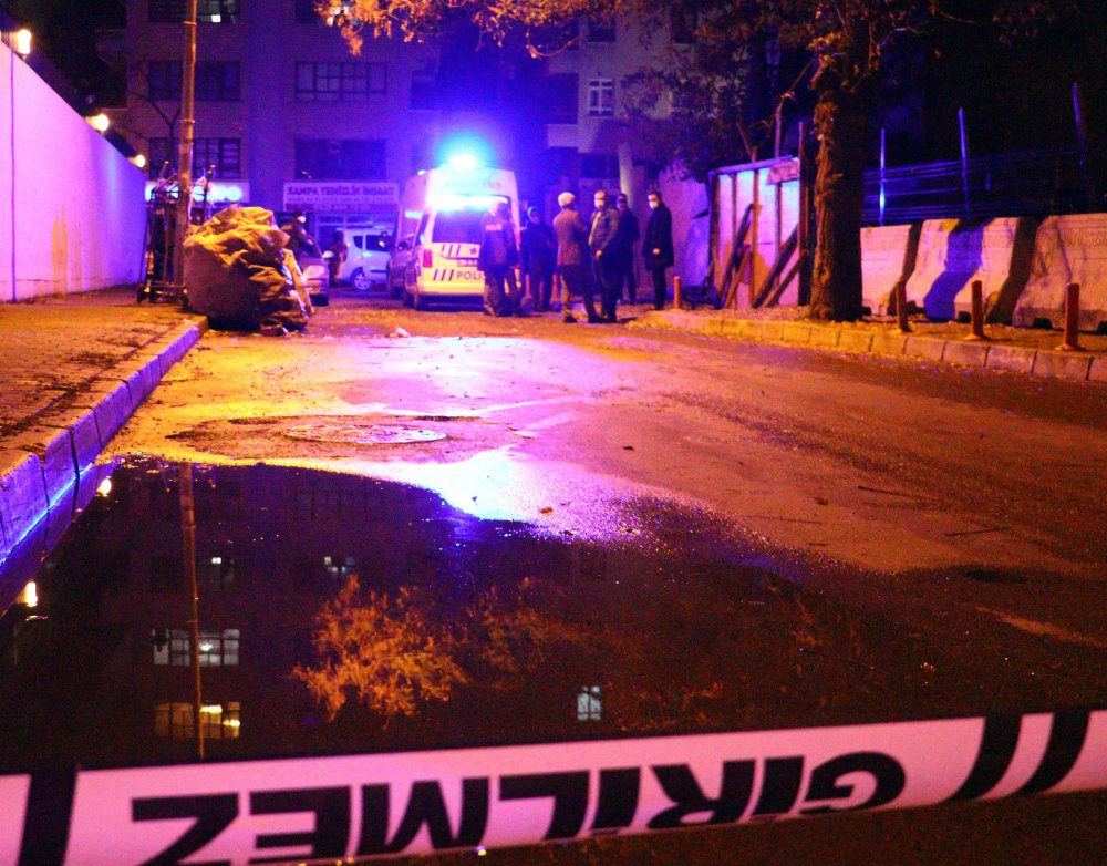 Kavga ettiği yaşlı adamı, başını taşla ezerek öldürdü