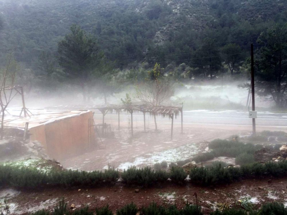 Marmaris'e fındık büyüklüğünde dolu korkuttu