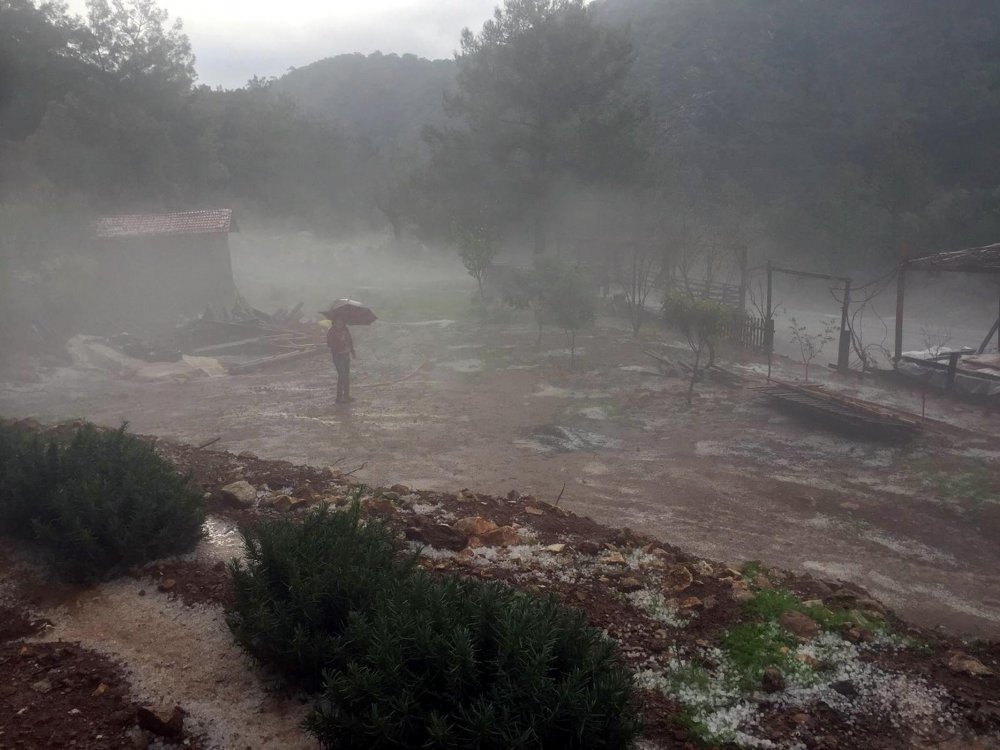 Marmaris'e fındık büyüklüğünde dolu korkuttu