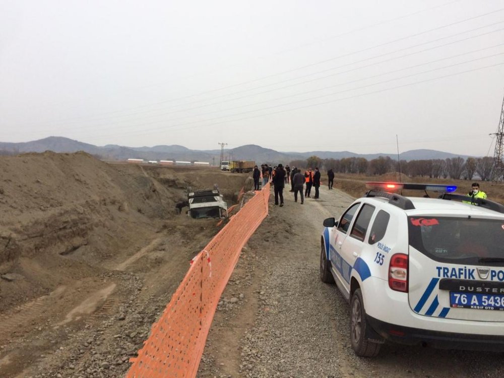 Yol çöktü; kamyon çukura devrildi