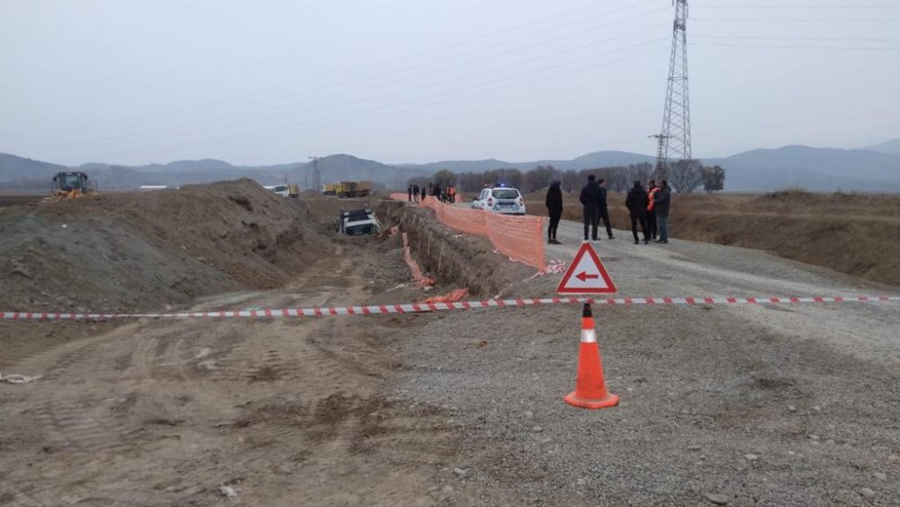 Yol çöktü; kamyon çukura devrildi