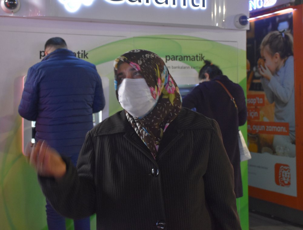 Çektiği parayı ATM'de unuttu, polisten yardım istedi
