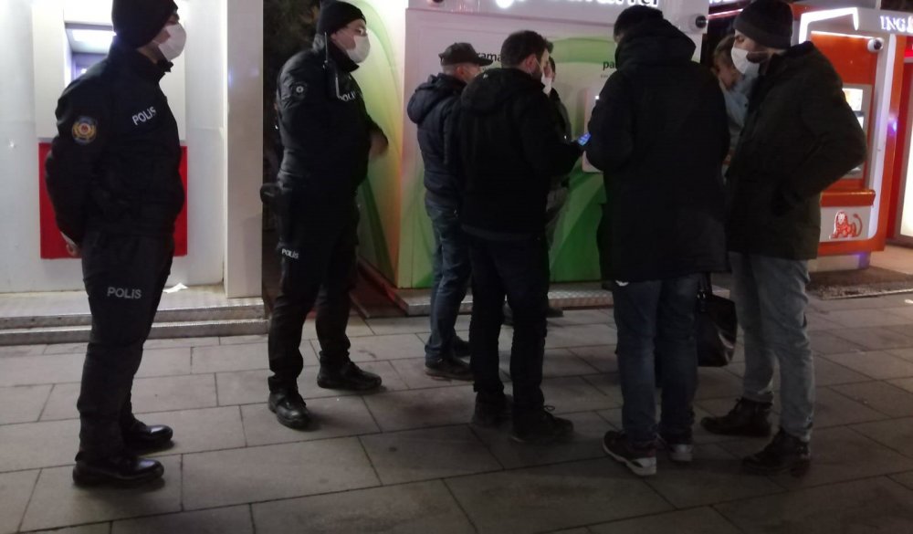 Çektiği parayı ATM'de unuttu, polisten yardım istedi
