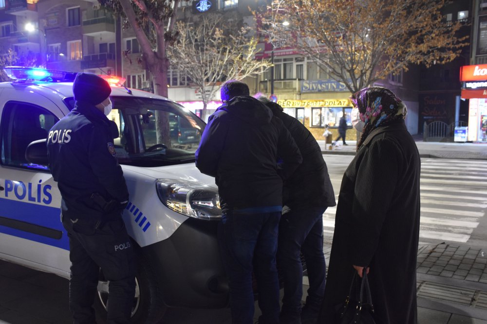 Çektiği parayı ATM'de unuttu, polisten yardım istedi