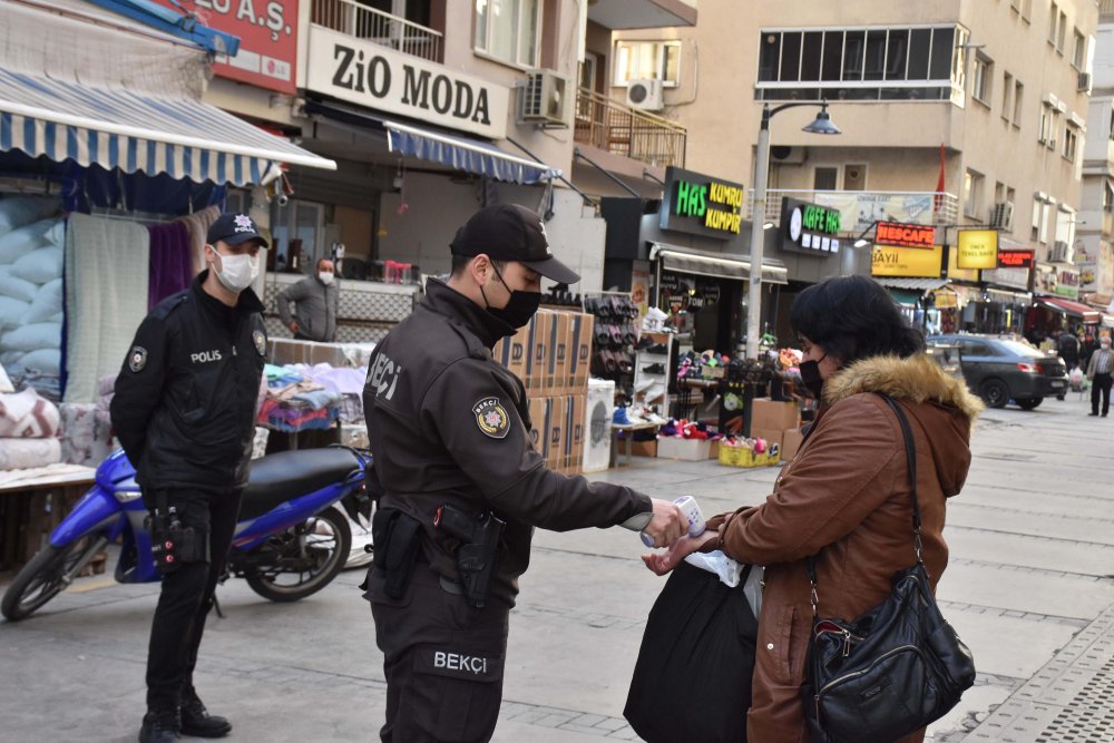 İzmir'deki çarşılarda koronavirüs önlemleri artırıldı