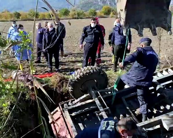 Traktörün römorku devrildi; koca öldü, eşi yaralı
