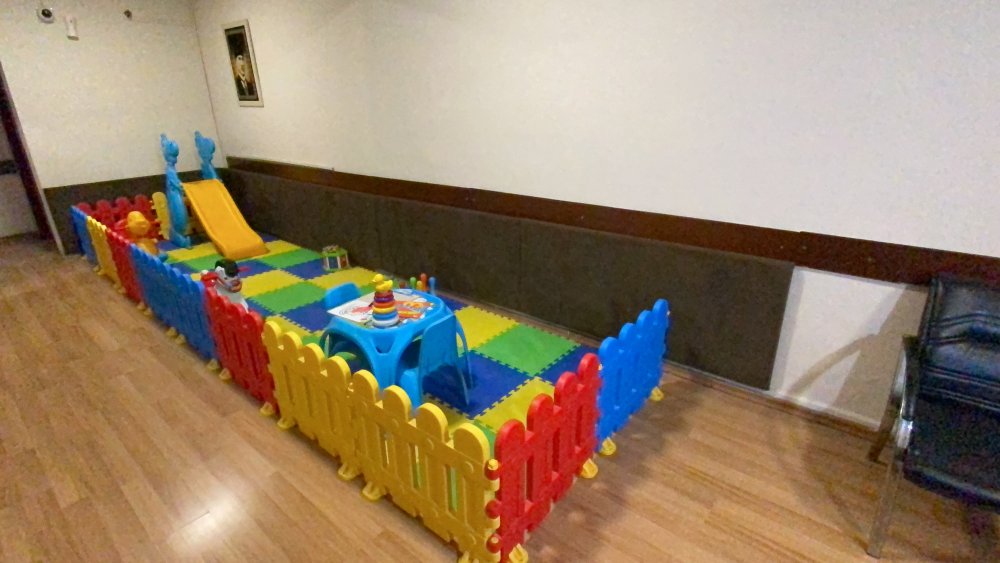Aile içi şiddet bürosunda çocuklara oyun alanı