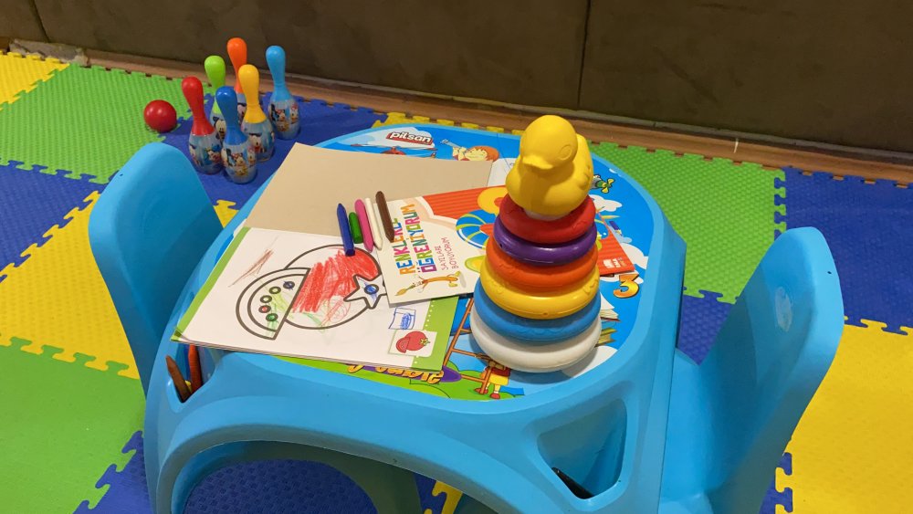 Aile içi şiddet bürosunda çocuklara oyun alanı