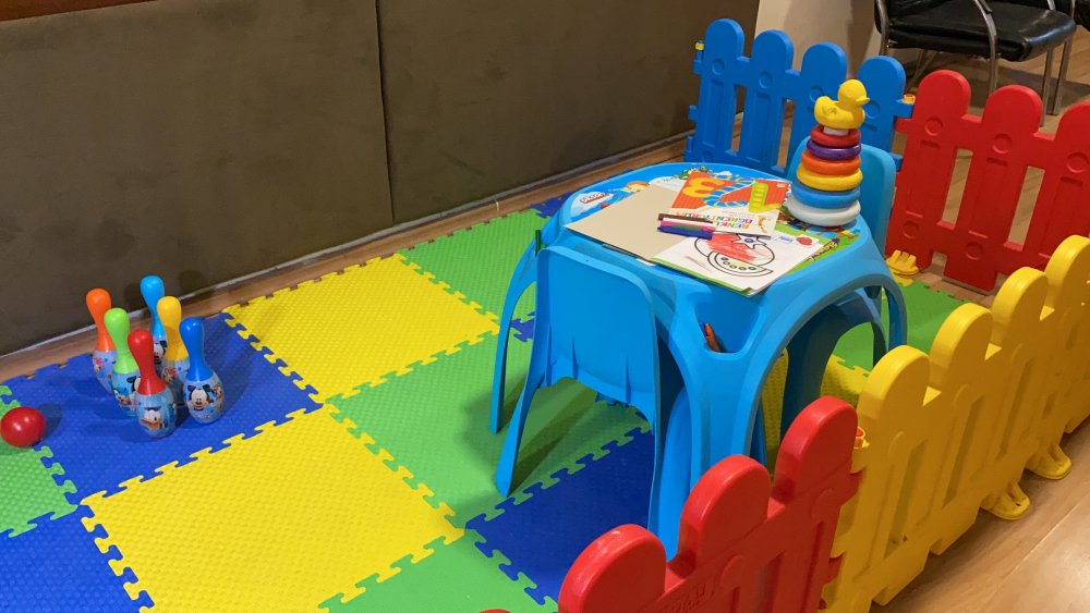 Aile içi şiddet bürosunda çocuklara oyun alanı