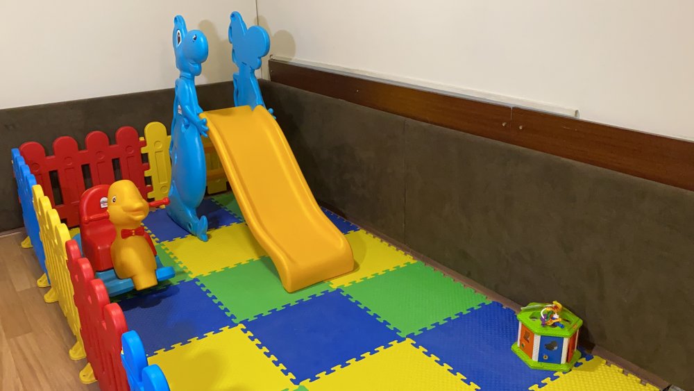 Aile içi şiddet bürosunda çocuklara oyun alanı
