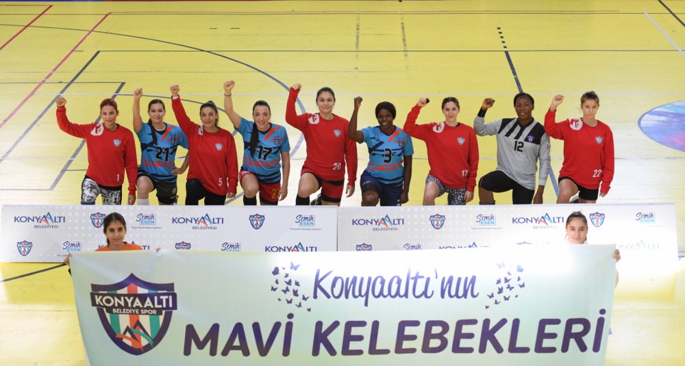 Kadın hentbolcular, ırkçılığa karşı diz çöktü