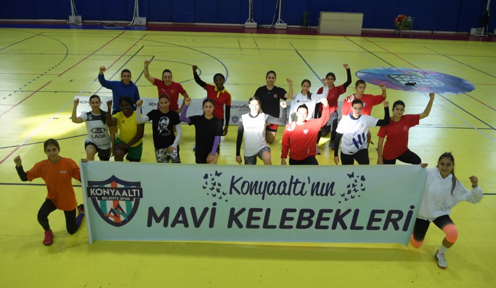 Kadın hentbolcular, ırkçılığa karşı diz çöktü