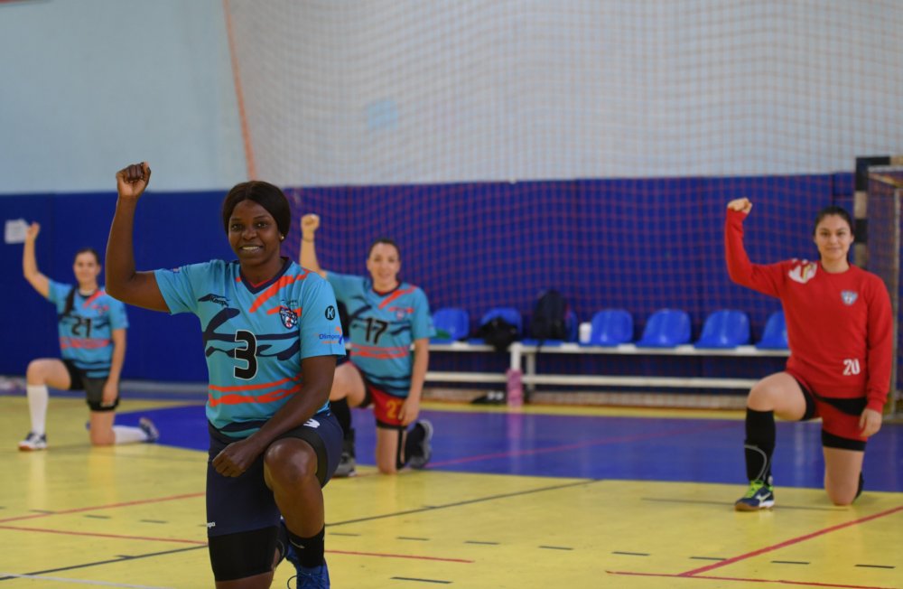 Kadın hentbolcular, ırkçılığa karşı diz çöktü