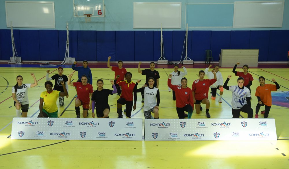 Kadın hentbolcular, ırkçılığa karşı diz çöktü