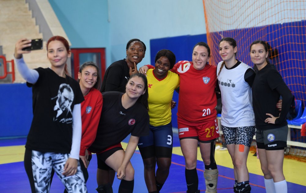 Kadın hentbolcular, ırkçılığa karşı diz çöktü