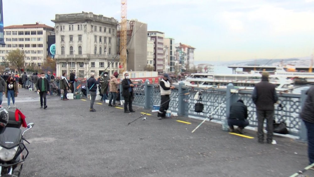 Olta balıkçılarına 3 metre şartı... Galata Köprüsü'ne sarı çizgiler çizildi