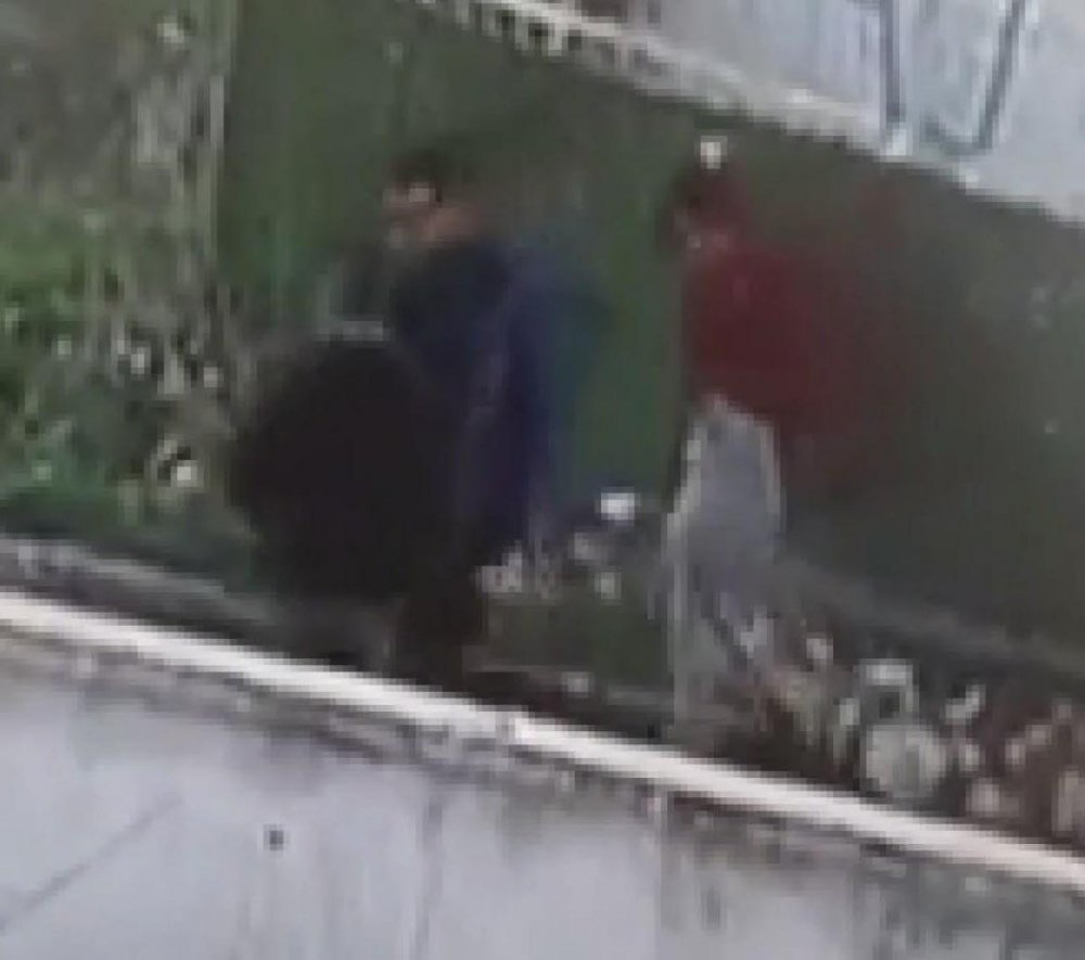 Sokak ortasında kadına şiddet kamerada