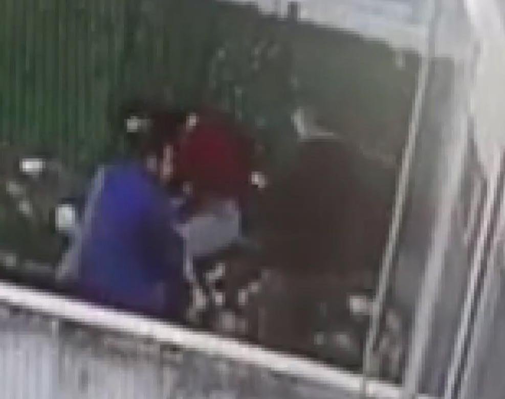 Sokak ortasında kadına şiddet kamerada
