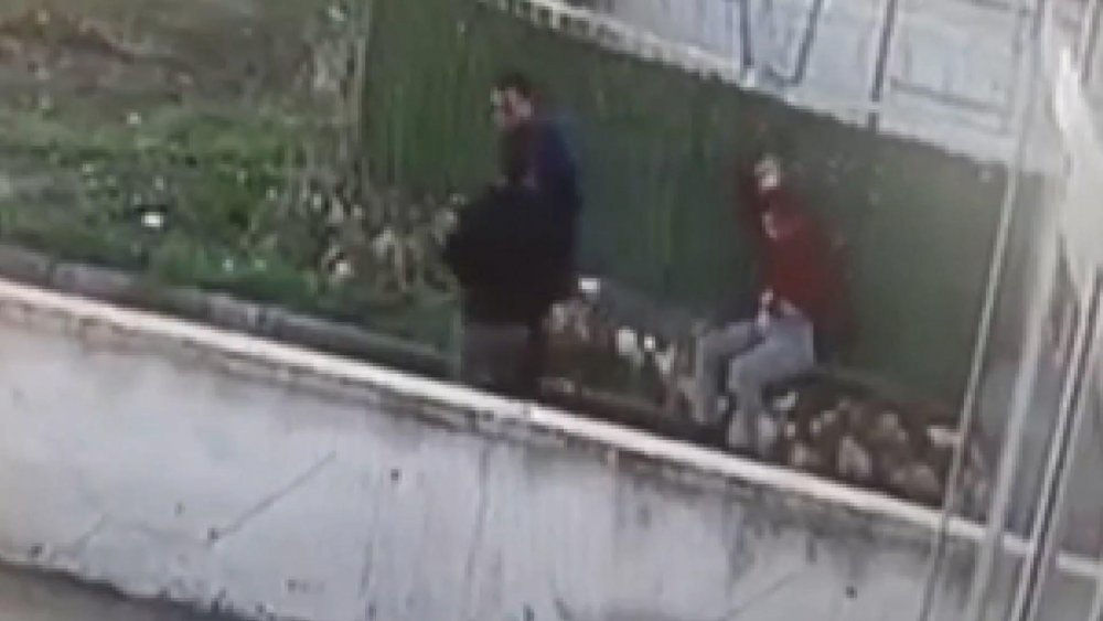 Sokak ortasında kadına şiddet kamerada