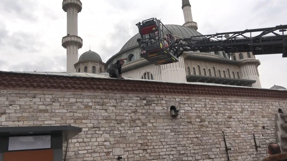 Taksim Camii duvarına çıktı, elindeki jiletle kendisine zarar vermeye başladı
