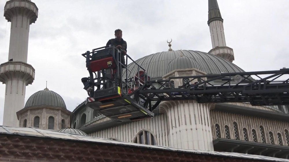 Taksim Camii duvarına çıktı, elindeki jiletle kendisine zarar vermeye başladı