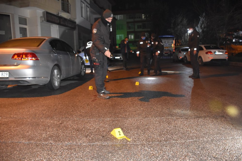2 gün önce kavga ettiği kişinin önünü kesip, tabancayla vurdu