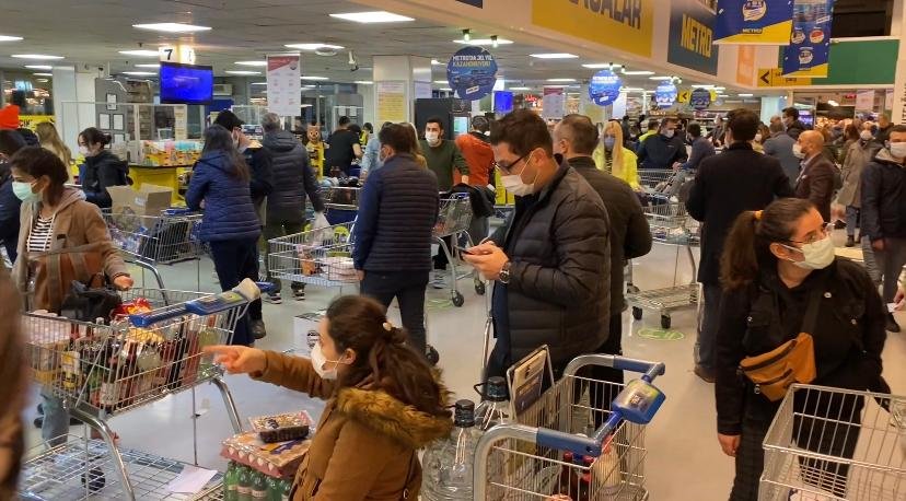 Ataşehir'de markette kısıtlama öncesi yoğunluk