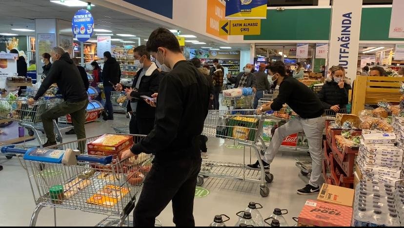Ataşehir'de markette kısıtlama öncesi yoğunluk