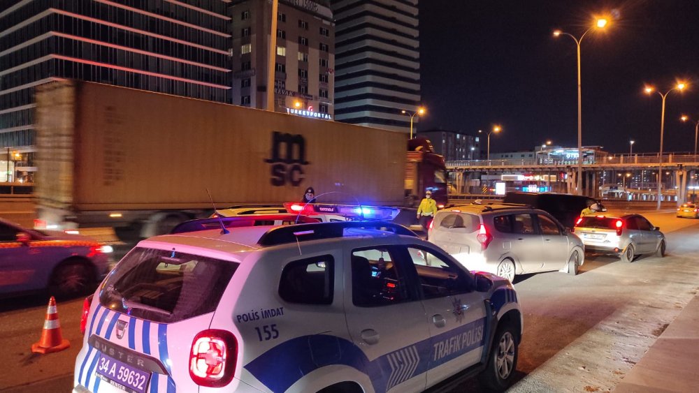 Beylikdüzü'nde kısıtlamanın başlamasıyla denetim yapıldı