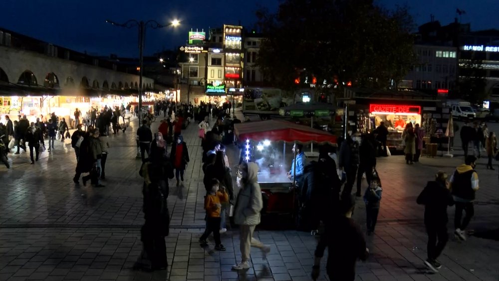 Eminönü'nde kısıtlama yoğunluğu; saatler kala akın ettiler