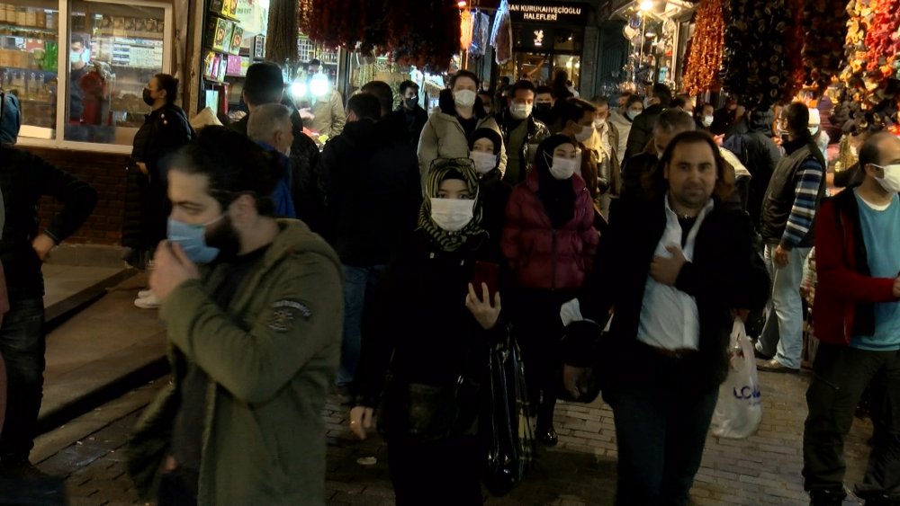 Eminönü'nde kısıtlama yoğunluğu; saatler kala akın ettiler