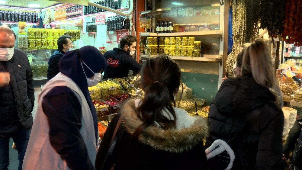 Eminönü'nde kısıtlama yoğunluğu; saatler kala akın ettiler