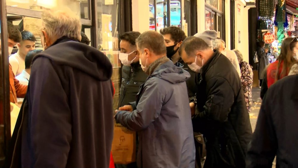 Eminönü'nde kısıtlama yoğunluğu; saatler kala akın ettiler