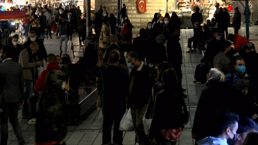 Eminönü'nde kısıtlama yoğunluğu; saatler kala akın ettiler