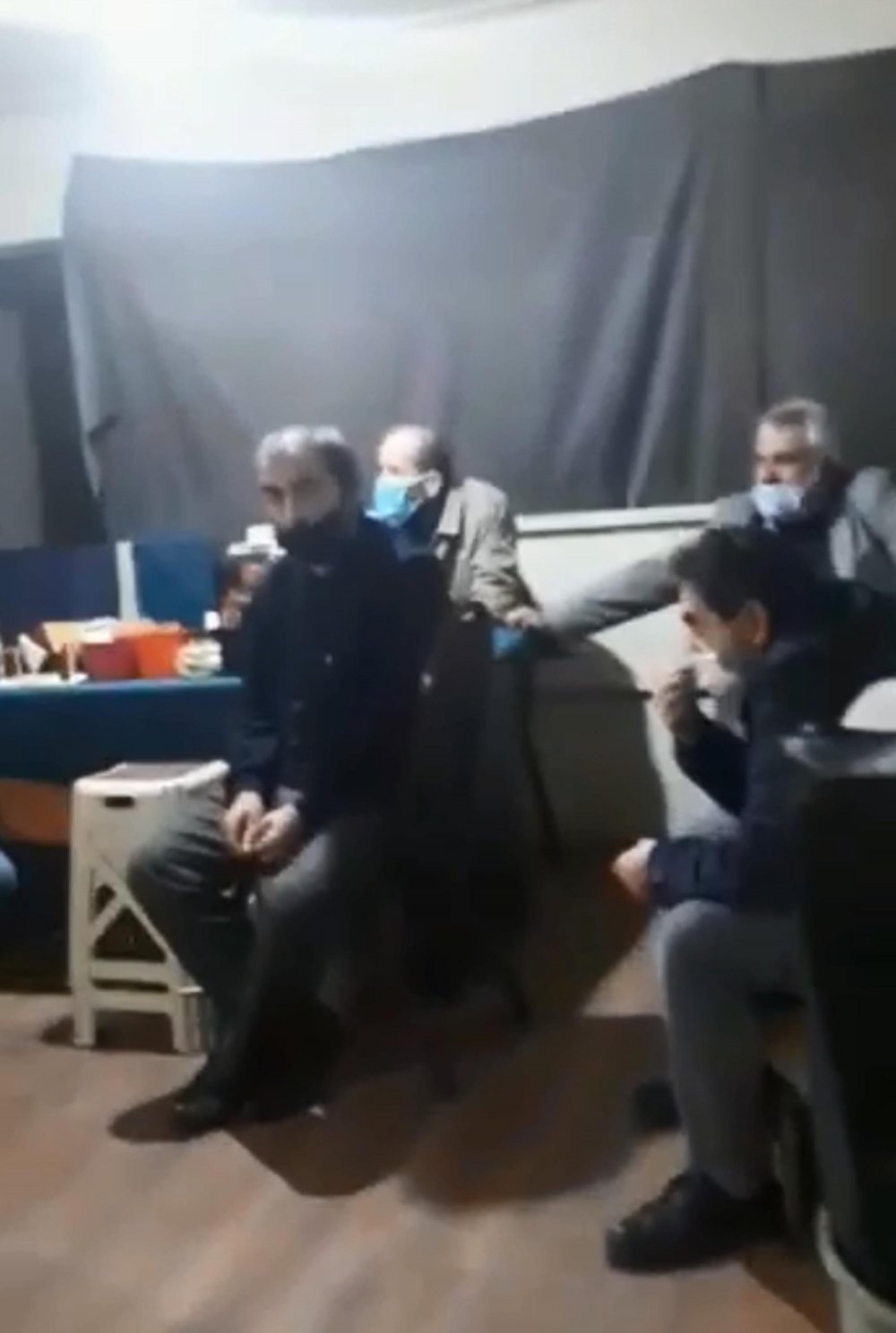 Gizli geçitle girilen iş yerinde kumar oynarken yakalandılar