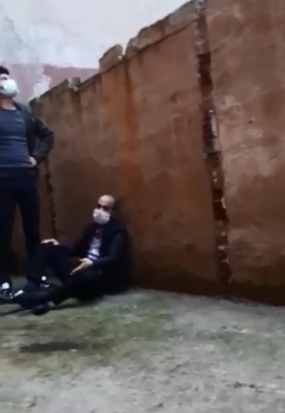 Gizli geçitle girilen iş yerinde kumar oynarken yakalandılar