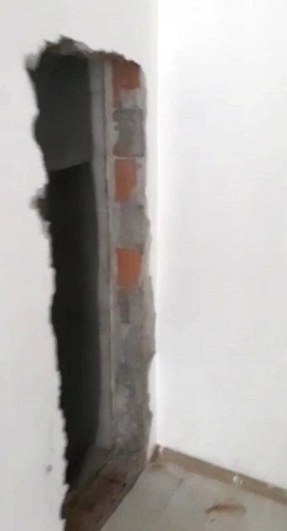 Gizli geçitle girilen iş yerinde kumar oynarken yakalandılar