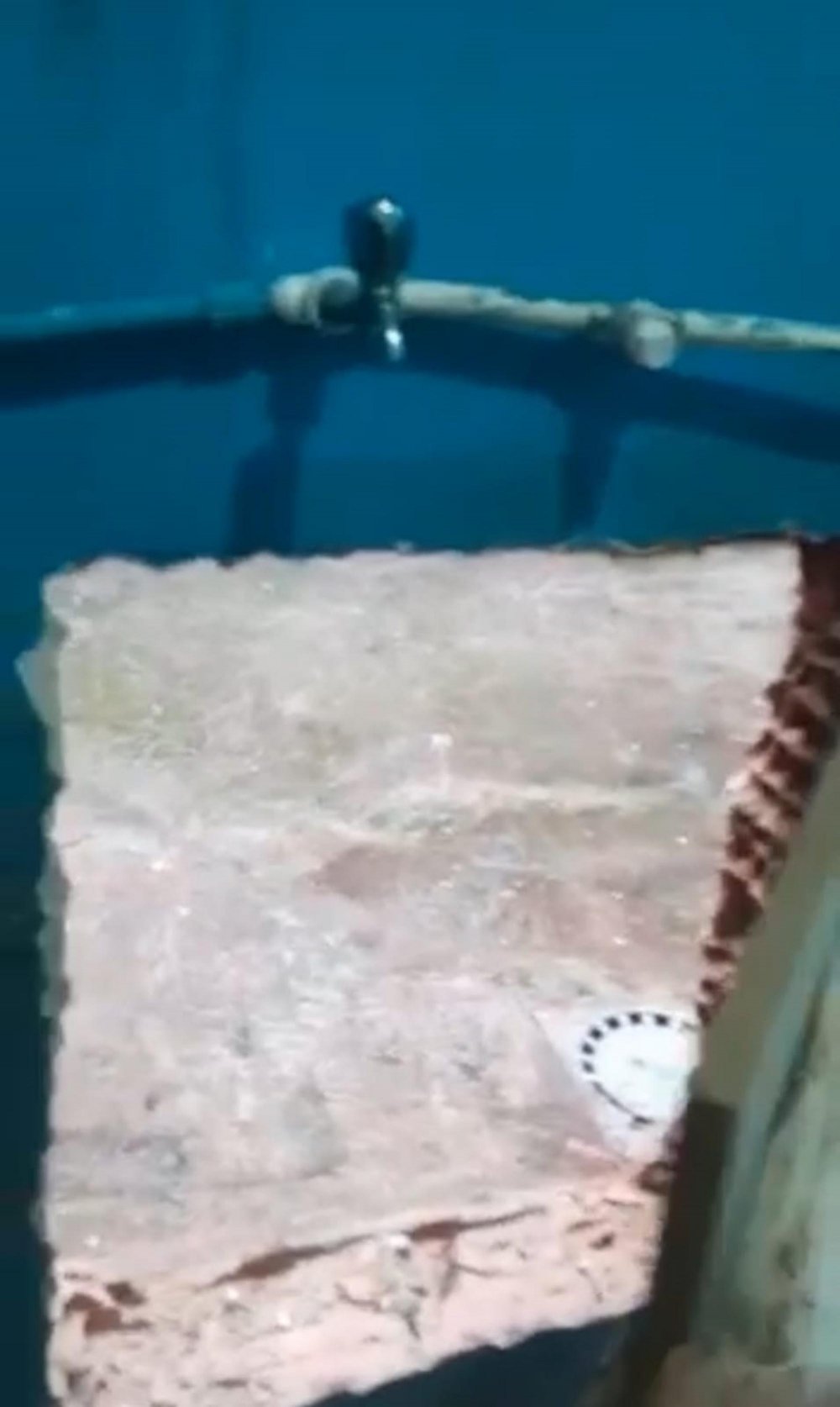 Gizli geçitle girilen iş yerinde kumar oynarken yakalandılar