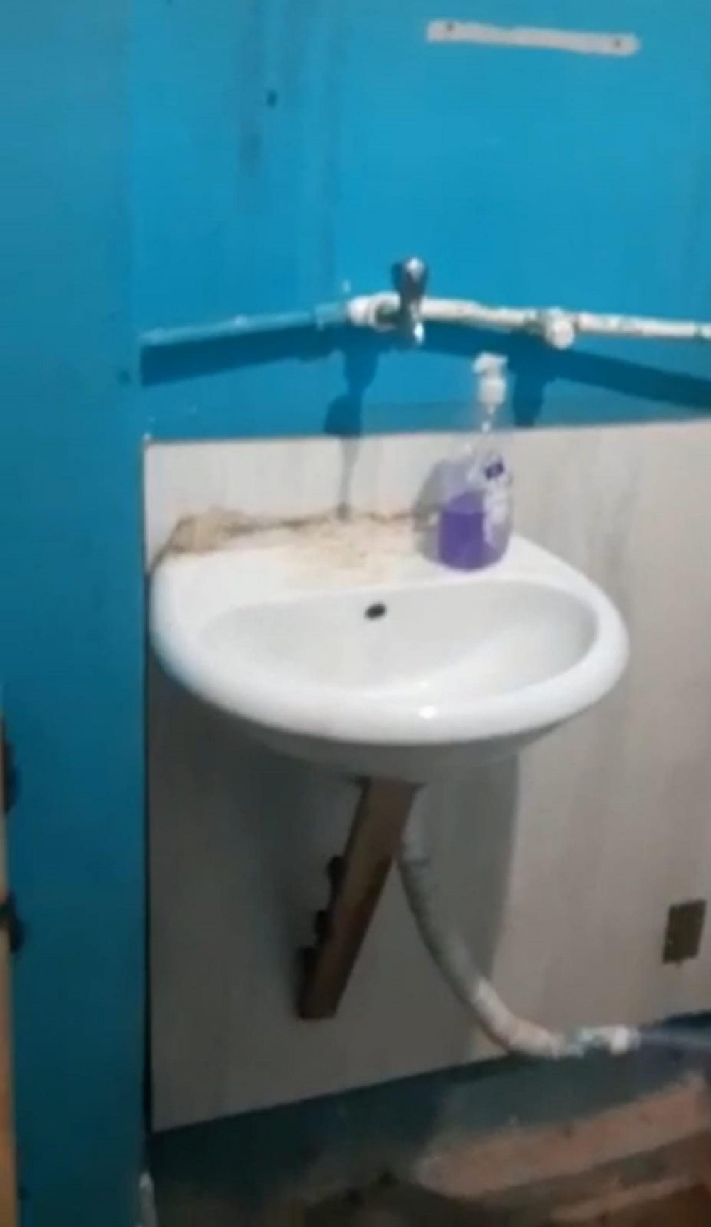 Gizli geçitle girilen iş yerinde kumar oynarken yakalandılar