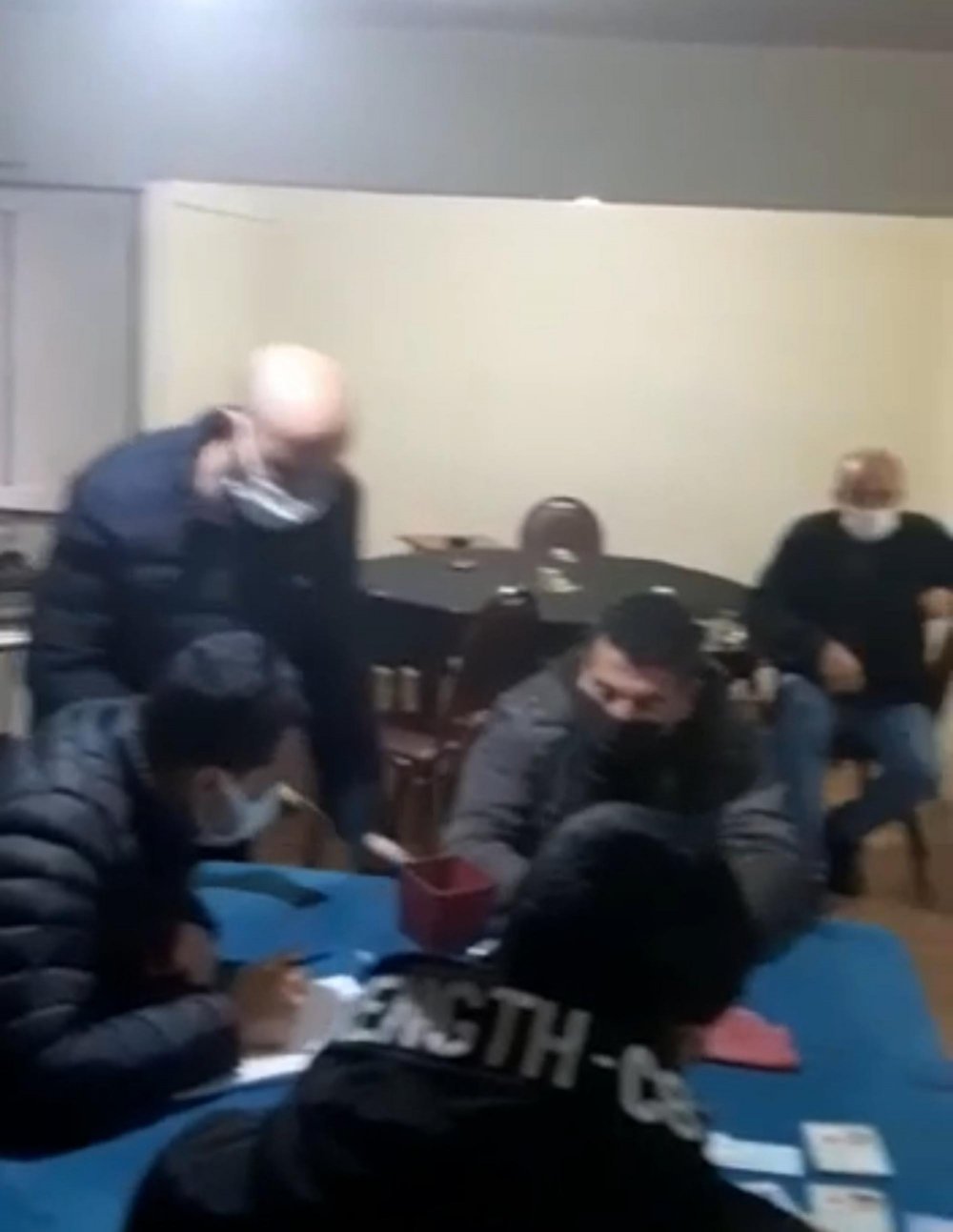 Gizli geçitle girilen iş yerinde kumar oynarken yakalandılar