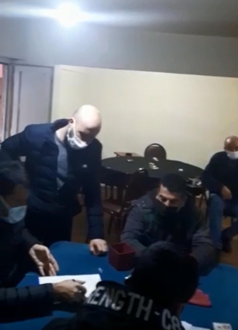 Gizli geçitle girilen iş yerinde kumar oynarken yakalandılar