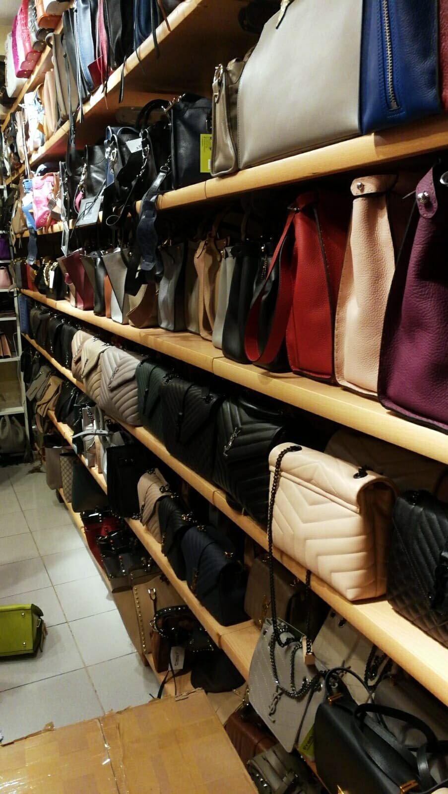 İzmir'de ünlü markalara ait 3 milyon TL'lik gümrük kaçağı ürün ele geçirildi