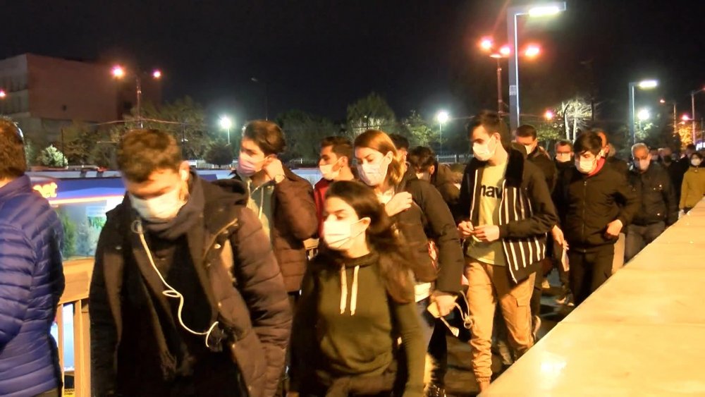 Metrobüs ve tramvay duraklarında yoğunluk